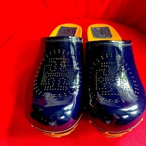 NEW Tory Burch patent blue clogs size 7